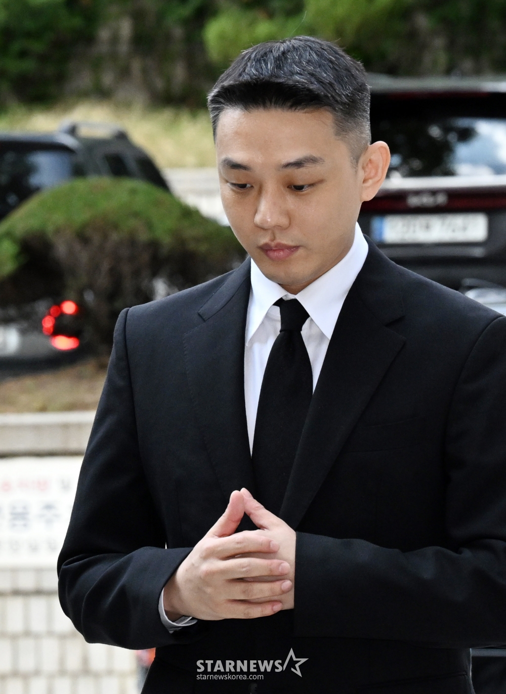 (서울=뉴스1) 임세영 기자 = 프로포폴 상습 투약 혐의로 기소된 배우 유아인(본명 엄홍식)이 3일 서울 서초구 서울중앙지방법원에서 열린 1심 선고 공판에 출석하고 있다. 이날 서울중앙지법 형사합의25부는 유 씨에게 징역 1년을 선고했다. (공동취재) 2024.9.3/뉴스1 Copyright (C) 뉴스1. All rights reserved. 무단 전재 및 재배포, AI학습 이용 금지. /사진=(서울=뉴스1) 임세영 기자