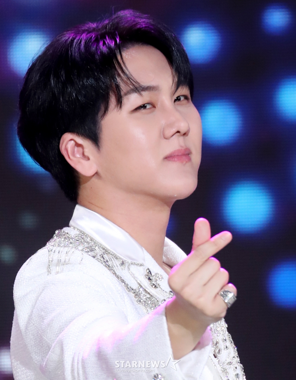 (서울=뉴스1) 권현진 기자 = 가수 김수찬이 4일 오후 서울 마포구 상암동 SBS 프리즘 타워에서 열린 SBS FiL, SBS M ‘더 트롯쇼’에서 화려한 무대를 선보이고 있다. 2023.12.4/뉴스1 Copyright (C) 뉴스1. All rights reserved. 무단 전재 및 재배포, AI학습 이용 금지. /사진=(서울=뉴스1) 권현진 기자
