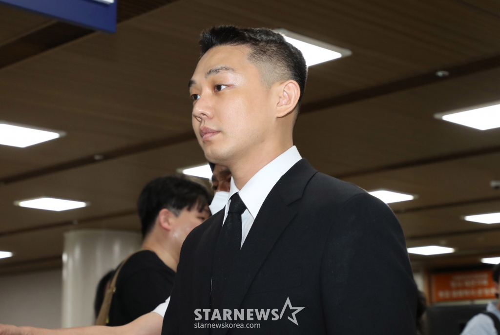 (서울=뉴스1) 임세영 기자 = 마약 투약 혐의를 받는 배우 유아인(본명 엄홍식)이 3일 오후 서울 서초구 서울중앙지법에서 열린 1심 선고 공판에 출석하고 있다. 유아인은 지난 2020년 9월부터 2022년 3월까지 미용 시술을 위한 수면 마취를 가장하는 방식 등으로 181차례에 걸쳐 프로포폴 등을 상습 투약한 혐의를 받고 있다. (공동취재) 2024.9.3/뉴스1 Copyright (C) 뉴스1. All rights reserved. 무단 전재 및 재배포, AI학습 이용 금지. /사진=(서울=뉴스1) 임세영 기자