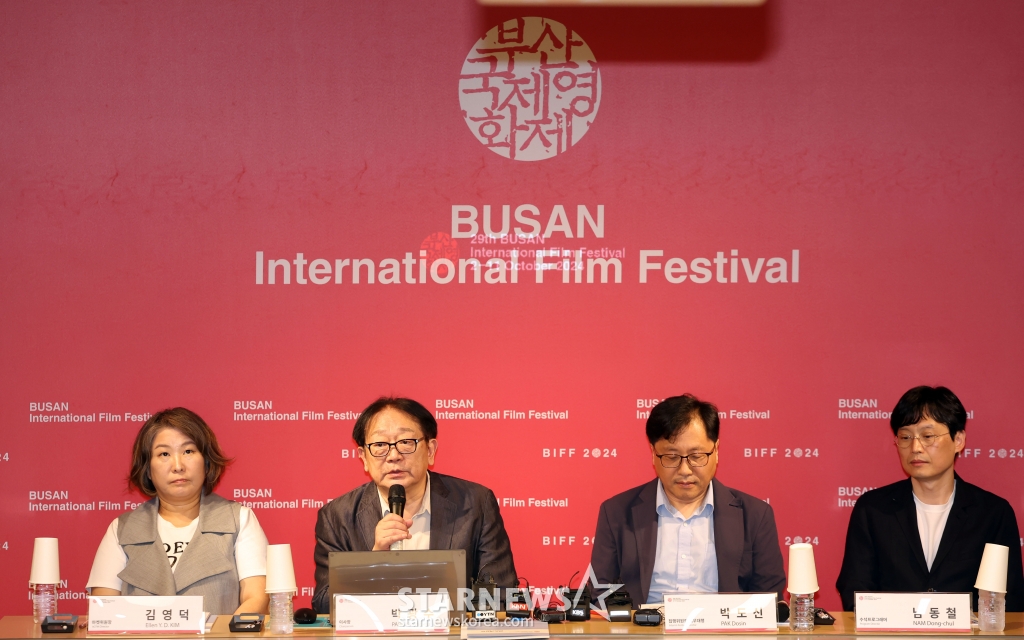 [부산=뉴시스] 하경민 기자 = 제29회 부산국제영화제 개최 기자회견이 열린 3일 오전 부산 해운대구 부산창조경제혁신센터 컨퍼런스룸에서 박광수(왼쪽 두번째) 부산국제영화제 이사장 등이 올해 영화제 개요와 개·폐막작 및 섹션별 작품 등에 대해 설명하고 있다.   올해 영화제는 10월 2~11일 영화의전당 등 7개 상영관에서 63개국 279편(커뮤니티비프 상영작 55편 포함)의 작품이 소개된다. 개막작은 김상만 감독의 '전,란'(Uprising), 폐막작은 에릭 쿠 감독의 '영혼의 여행(Spirit World)이 선정됐다. 2024. /사진=하경민