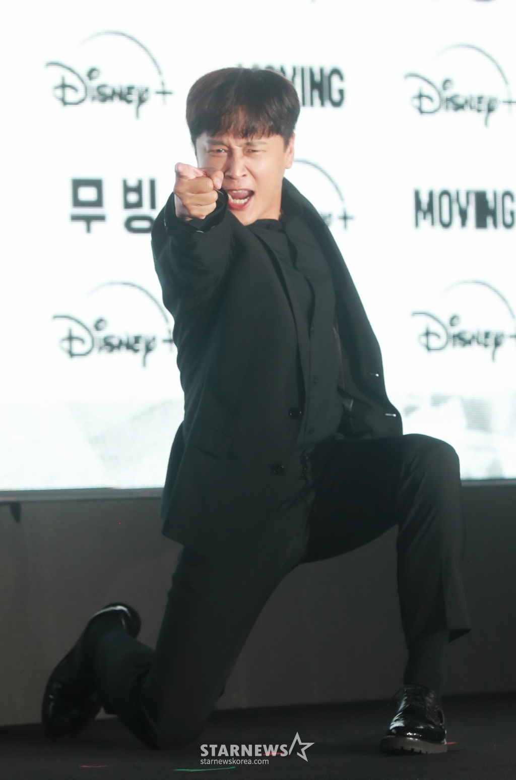 배우 차태현이 3일 오후 서울 강남구 그랜드 인터컨티넨탈 서울 파르나스에서 진행된 디즈니+ 오리지널 시리즈 '무빙' 제작발표회에 참석해 질문에 답하고 있다. 초능력을 숨긴 채 현재를 살아가는 아이들과, 과거의 아픈 비밀을 숨긴 채 살아온 부모들이 시대와 세대를 넘어 닥치는 거대한 위험에 함께 맞서는 초능력 액션 히어로물 '무빙'은 오는 9일 공개된다. /2023.08.03 /사진=이동훈