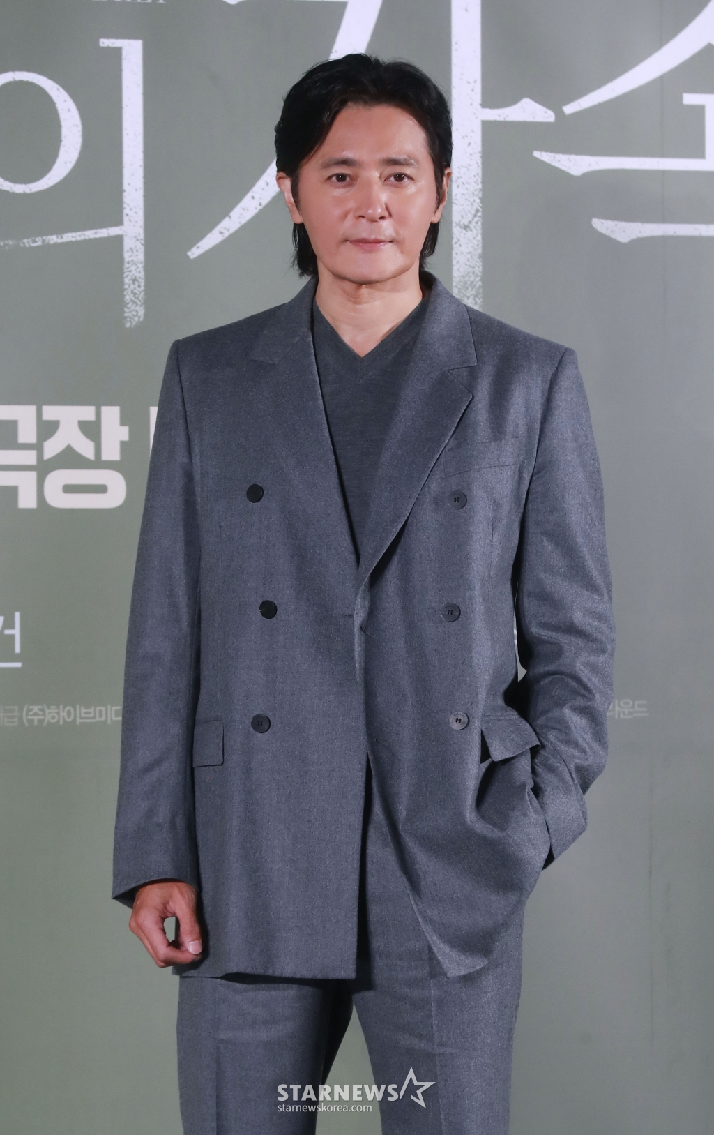 배우 장동건이 4일 오전 서울 롯데시네마 건대입구점엣 진행된 영화 '보통의 가족'(감독 허진호) 제작발표회에 참석해 포즈를 취하고 있다. 각자의 신념을 가지고 살아가던 네 사람이 아이들의 범죄현장이 담긴 CCTV를 보게 되면서 모든 것이 무너져가는 모습을 담은 서스펜스 영화 '보통의 가족'은 오는 10월 개봉 예정이다. /2024.09.04 /사진=이동훈