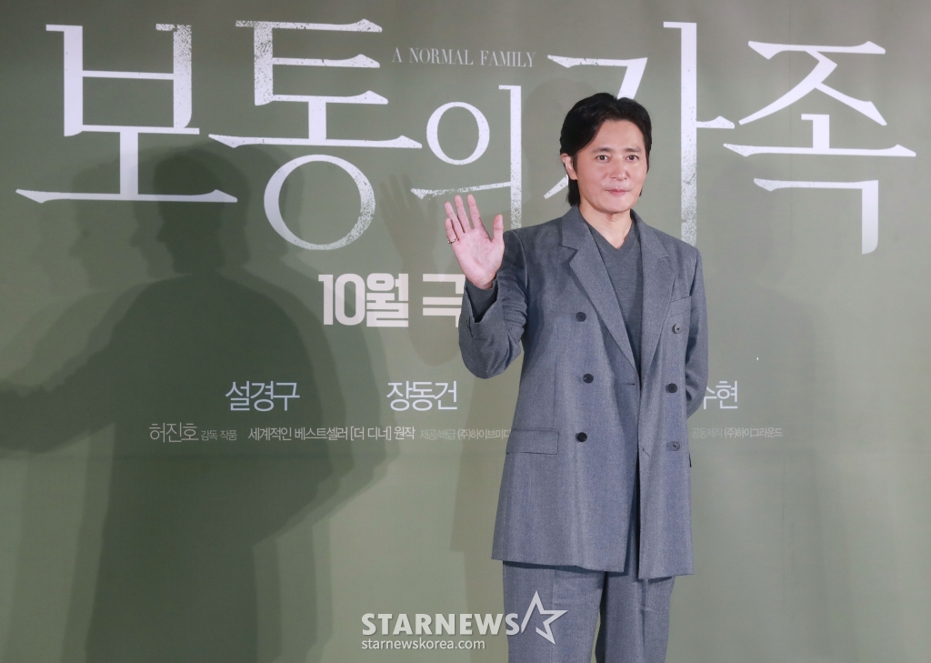 배우 장동건이 4일 오전 서울 롯데시네마 건대입구점엣 진행된 영화 '보통의 가족'(감독 허진호) 제작발표회에 참석해 포즈를 취하고 있다. 각자의 신념을 가지고 살아가던 네 사람이 아이들의 범죄현장이 담긴 CCTV를 보게 되면서 모든 것이 무너져가는 모습을 담은 서스펜스 영화 '보통의 가족'은 오는 10월 개봉 예정이다. /2024.09.04 /사진=이동훈