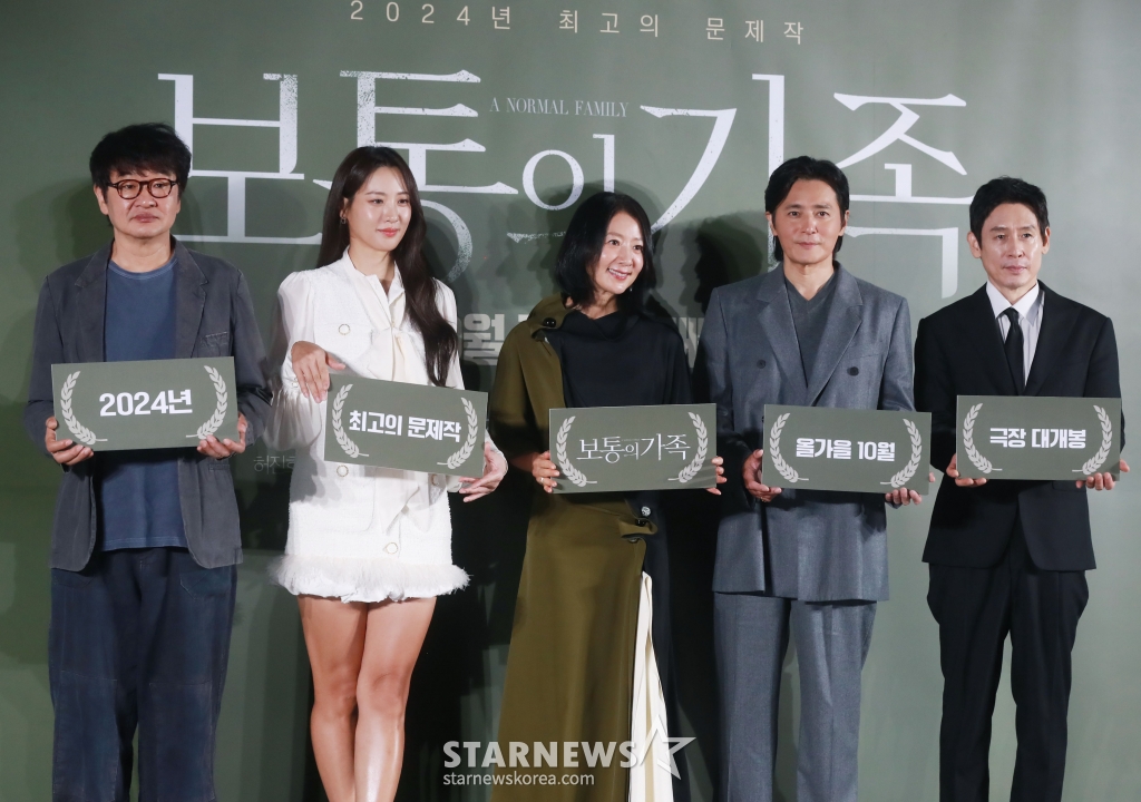 허진호 감독, 배우 수현, 김희애, 장동건, 설경구가 4일 오전 서울 롯데시네마 건대입구점엣 진행된 영화 '보통의 가족'(감독 허진호) 제작발표회에 참석해 포즈를 취하고 있다. 각자의 신념을 가지고 살아가던 네 사람이 아이들의 범죄현장이 담긴 CCTV를 보게 되면서 모든 것이 무너져가는 모습을 담은 서스펜스 영화 '보통의 가족'은 오는 10월 개봉 예정이다. /2024.09.04 /사진=이동훈