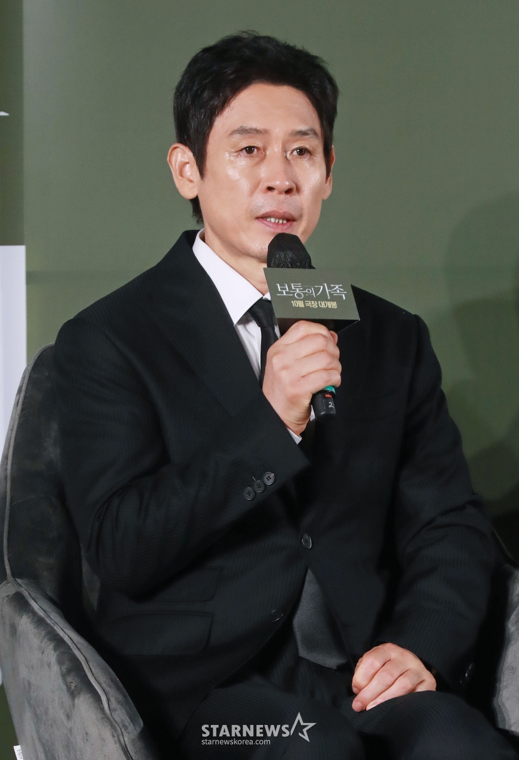 배우 설경구가 4일 오전 서울 롯데시네마 건대입구점엣 진행된 영화 '보통의 가족'(감독 허진호) 제작발표회에 참석해 질문에 답하고 있다. 각자의 신념을 가지고 살아가던 네 사람이 아이들의 범죄현장이 담긴 CCTV를 보게 되면서 모든 것이 무너져가는 모습을 담은 서스펜스 영화 '보통의 가족'은 오는 10월 개봉 예정이다. /2024.09.04 /사진=이동훈