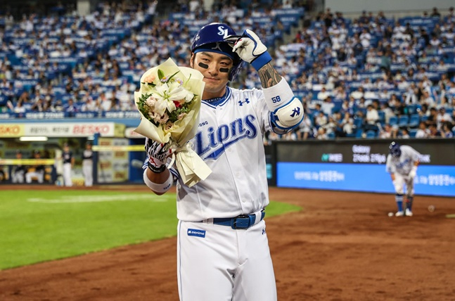 삼성 박병호가 4일 대구 두산전에서 2회 말 통산 400홈런을 달성한 후 축하 꽃다발을 들고 있다. /사진=삼성 라이온즈 제공