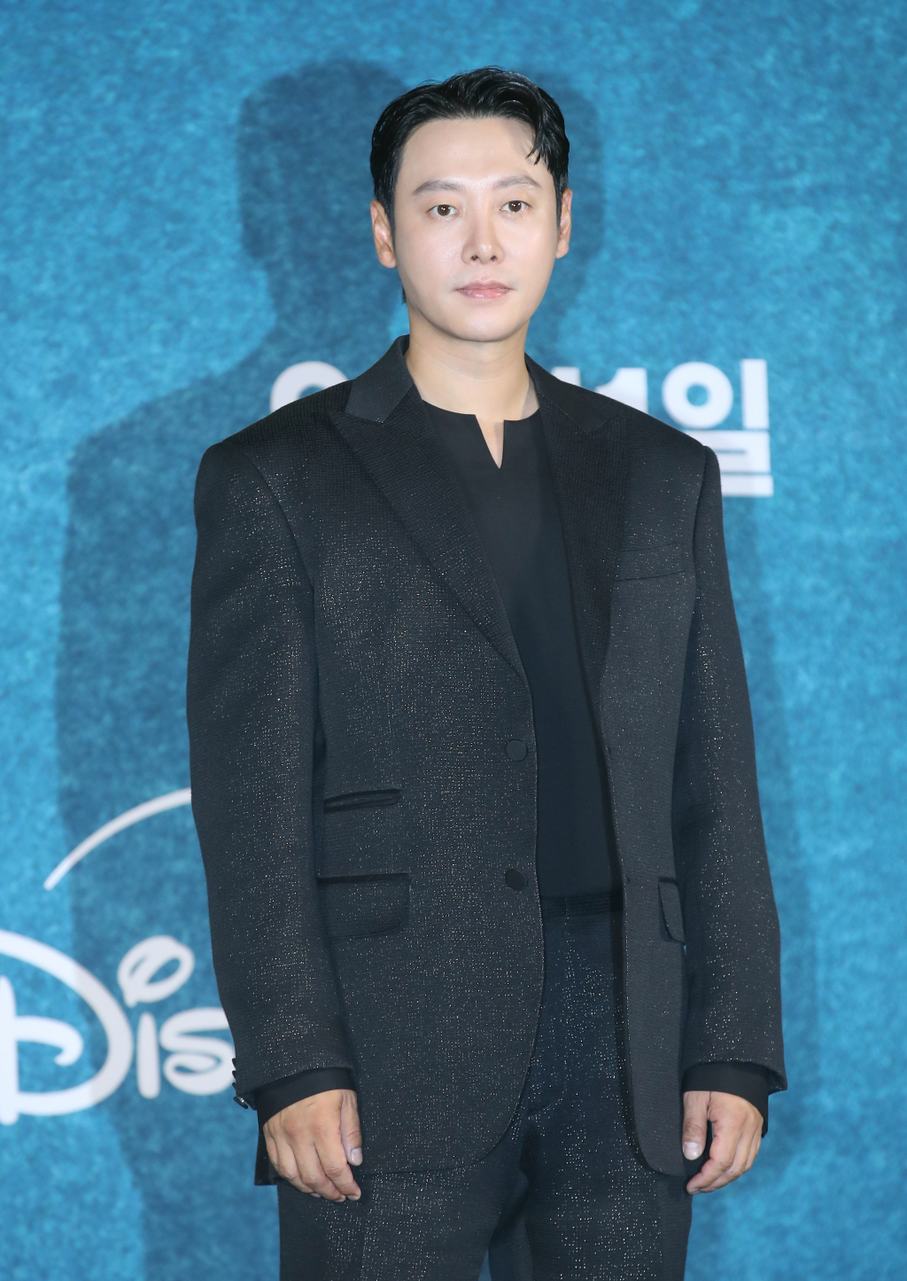 (서울=뉴스1) 권현진 기자 = 배우 김동욱이 5일 오전 서울 구로구 신도림 라마다 호텔에서 열린 디즈니+ 새 오리지널 시리즈 '강매강' 제작발표회에 참석해 포즈를 취하고 있다. '강매강'은 전국 꼴찌 강력반과 초엘리트 신임반장이 만나 최강의 원팀으로 거듭나는 코믹 수사물이다. 2024.9.5/뉴스1 Copyright (C) 뉴스1. All rights reserved. 무단 전재 및 재배포, AI학습 이용 금지. /사진=(서울=뉴스1) 권현진 기자