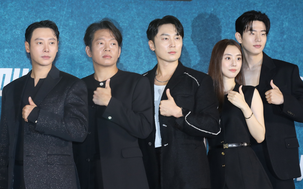 (서울=뉴스1) 권현진 기자 = 배우 김동욱(왼쪽부터)과 박지환, 서현우, 서현우, 이승우가 5일 오전 서울 구로구 신도림 라마다 호텔에서 열린 디즈니+ 새 오리지널 시리즈 '강매강' 제작발표회에 참석해 포즈를 취하고 있다. '강매강'은 전국 꼴찌 강력반과 초엘리트 신임반장이 만나 최강의 원팀으로 거듭나는 코믹 수사물이다. 2024.9.5/뉴스1 Copyright (C) 뉴스1. All rights reserved. 무단 전재 및 재배포, AI학습 이용 금지. /사진=(서울=뉴스1) 권현진 기자