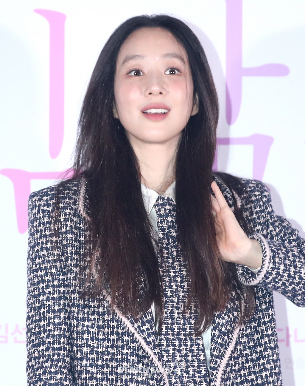 (서울=뉴스1) 권현진 기자 = 배우 정려원이 5일 서울 용산구 CGV용산아이파크몰에서 열린 드라마 '내 이름은 김삼순 2024' 기자간담회에서 포즈를 취하고 있다. '내 이름은 김삼순'은 웃음거리가 되고 마는 촌스러운 이름과 뚱뚱한 외모라는 콤플렉스를 갖고 있지만 전문 파티시에로 당당히 살아가는 30대 노처녀 김삼순(김선아 분)의 삶과 사랑을 경쾌하게 그려낸 작품으로 지난 2005년 방영된 MBC TV 드라마다. 2024.9.5/뉴스1 Copyright (C) 뉴스1. All rights reserved. 무단 전재 /사진=(서울=뉴스1) 권현진 기자