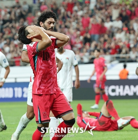 2026 북중미 월드컵 아시아 지역 3차 예선 한국-팔레스타인전이 5일 오후 서울월드컵경기장에서 열렸다. 이강인이 결정적인 슈팅이 빗나가자 아쉬워하고 있다. /사진=김진경 대기자