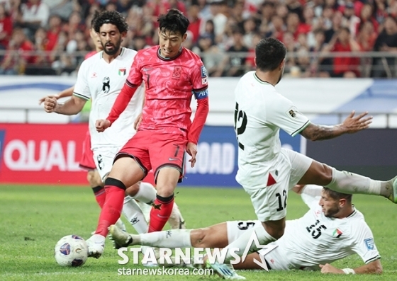 2026 북중미 월드컵 아시아 지역 3차 예선 한국-팔레스타인전이 5일 오후 서울월드컵경기장에서 열렸다. 손흥민의 중앙 돌파를 팔레스타인 테르마니니가 태클로 저지하고 있다. /사진=김진경 대기자