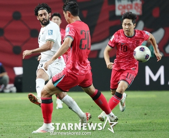2026 북중미 월드컵 아시아 지역 3차 예선 한국-팔레스타인전이 5일 오후 서울월드컵경기장에서 열렸다. 이강인이 팔레스타인 자베르가 걷어낸 볼을 향해 질주하고 있다. /사진=김진경 대기자