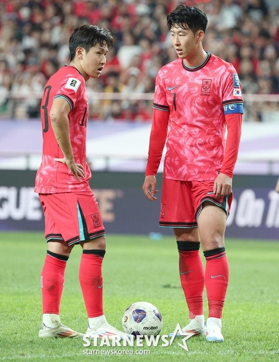 2026 북중미 월드컵 아시아 지역 3차 예선 한국-팔레스타인전이 5일 오후 서울월드컵경기장에서 열렸다. 이강인과 손흥민이 프리킥 논의를 하고 있다. /사진=김진경 대기자