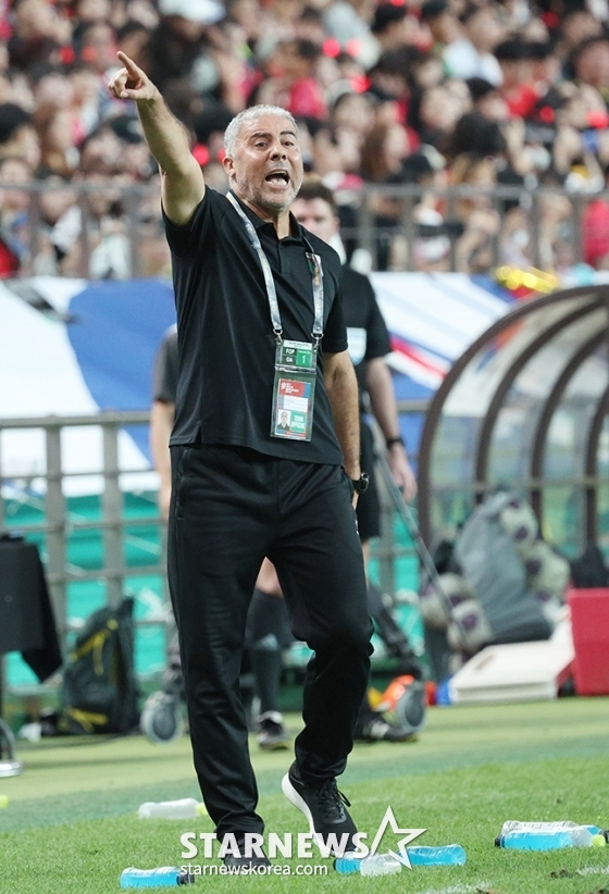 2026 북중미 월드컵 아시아 지역 3차 예선 한국-팔레스타인전이 5일 오후 서울월드컵경기장에서 열렸다. 마크람 다부브 팔레스타인 감독이 선수들에게 작전 지시를 하고 있다. /사진=김진경 대기자