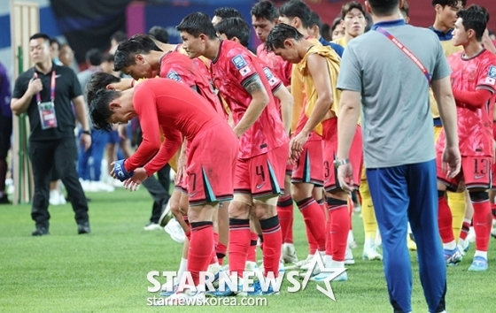 2026 북중미 월드컵 아시아 지역 3차 예선 한국-팔레스타인전이 5일 오후 서울월드컵경기장에서 열렸다. 손흥민을 비롯한 대표팀 선수들이 팔레스타인과 0-0 무승부를 기록한 후 침울한 표정으로 팬들에 인사하고 있다. /사진=김진경 대기자