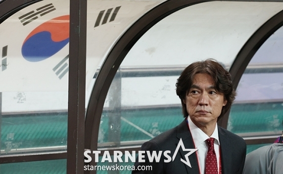 2026 북중미 월드컵 아시아 지역 3차 예선 한국-팔레스타인전이 5일 오후 서울월드컵경기장에서 열렸다. 홍명보 감독이 경기 전 그라운드를 응시하고 있다. /사진=김진경 대기자
