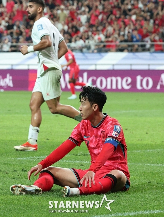 2026 북중미 월드컵 아시아 지역 3차 예선 한국-팔레스타인전이 5일 오후 서울월드컵경기장에서 열렸다. 손흥민이 팔레스타인 GK 라미 하마데흐를 제치고 날린 슛이 골대를 맞자 아쉬워하고 있다. /사진=김진경 대기자