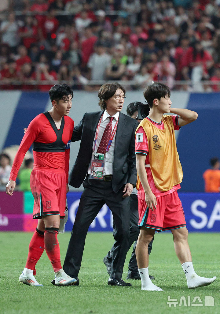 2026 북중미 월드컵 아시아 지역 3차 예선 B조 1차전 대한민국과 팔레스타인의 경기가 0-0 무승부로 끝난 뒤 대표팀 홍명보 감독이 손흥민을 격려하고 있다. /사진=뉴시스