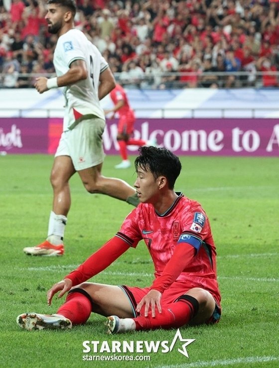 2026 북중미 월드컵 아시아 지역 3차 예선 한국-팔레스타인전이 5일 오후 서울월드컵경기장에서 열렸다. 손흥민이 팔레스타인 GK 라미 하마데흐를 제치고 날린 슛이 골대를 맞자 아쉬워하고 있다. /사진=김진경 대기자