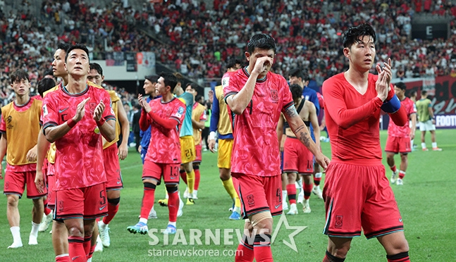 2026 북중미 월드컵 아시아 지역 3차 예선 한국-팔레스타인전이 5일 오후 서울월드컵경기장에서 열렸다. 손흥민을 비롯한 대표팀 선수들이 팔레스타인과 0-0 무승부를 기록한 후 침울한 표정으로 팬들에 인사하고 있다. /사진=김진경 대기자.