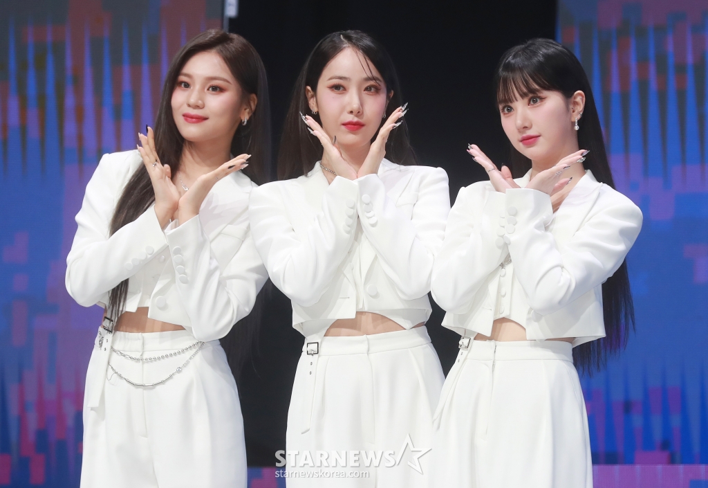 걸그룹 비비지(VIVIZ)가 31일 오후 서울 광장동 예스24라이브홀에서 진행된 세 번째 미니앨범 '베리어스(VarioUS)' 쇼케이스에서 포즈를 취하고 있다. 이번 앨범에는 그루비하면서도 중독성 있는 사운드로 귓가를 사로는 타이틀곡 '풀 업(PULL UP)'을 비롯해 총 6곡이 수록됐다. /2023.01.31