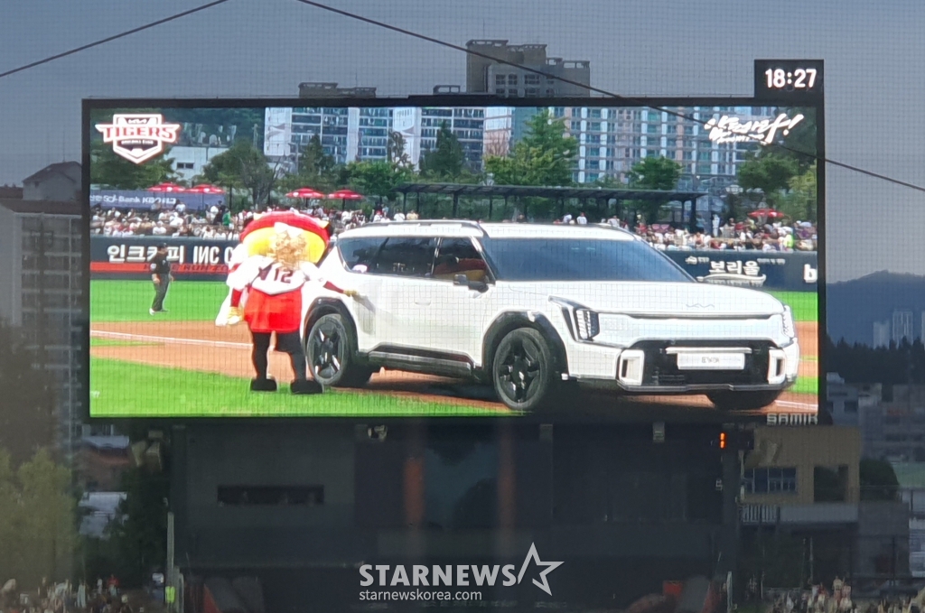 KIA의 제임스 네일이 6일 광주 키움전에서 정체를 숨긴 채 KIA 차를 타고 깜짝 등장했다. /사진=김동윤 기자