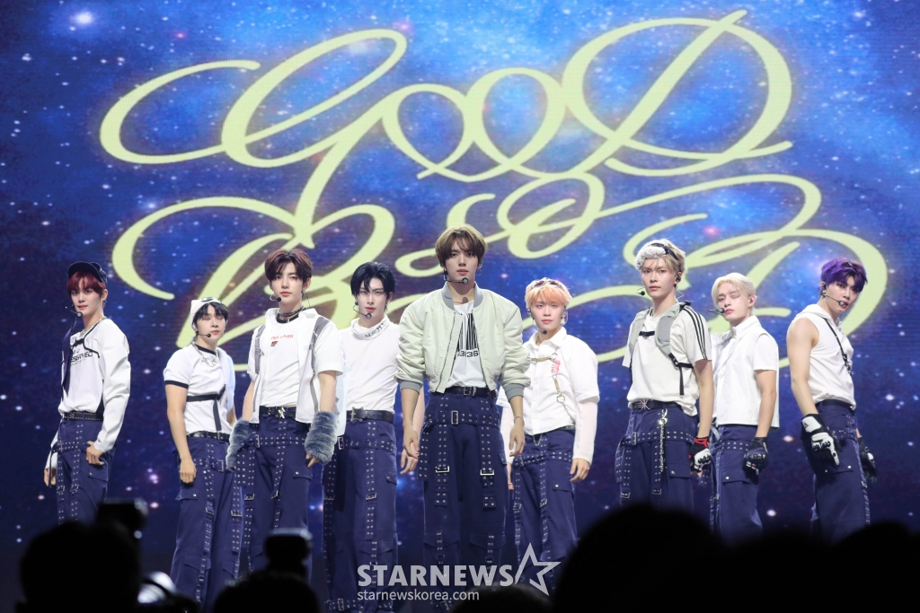그룹 ZEROBASEONE(제로베이스원) 김규빈, 김지웅, 석매튜, 한유진, 장하오, 성한빈, 김태래, 리키, 박건욱이 26일 오후 서울 용산구 블루스퀘어 마스터카드홀에서 네번째 미니앨범 'CINEMA PARADISE' 미디어 쇼케이스를 열고타이틀곡 'GOOD SO BAD' 무대를 선보이고 있다. /사진=임성균 기자