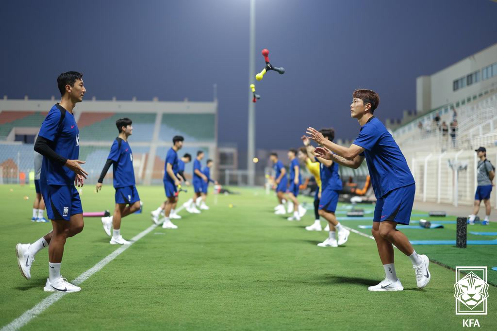 정우영(왼쪽)과 김영권이 2026 국제축구연맹(FIFA) 북줌미월드컵 아시아 지역 3차 예선 B조 2차전 오만과 경기 전 적응훈련에서 호흡을 맞추고 있다. /사진=대한축구협회(KFA) 제공