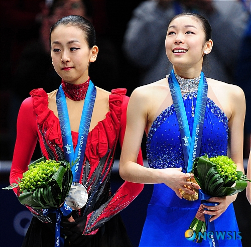 2010 밴쿠버 올림픽 시상식에 나선 아사다 마오(왼쪽·은메달)와 김연아. /사진=뉴시스