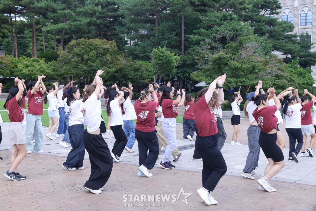 (서울=뉴스1) = 고려대학교 국제하계대학(ISC)에 참가한 외국인 대학생들이 26일 서울 성북구 고려대학교 중앙광장에서 K팝 플래시몹을 하고 있다. (고려대학교 제공) 2024.7.26/뉴스1 Copyright (C) 뉴스1. All rights reserved. 무단 전재 및 재배포, AI학습 이용 금지. /사진=(서울=뉴스1)
