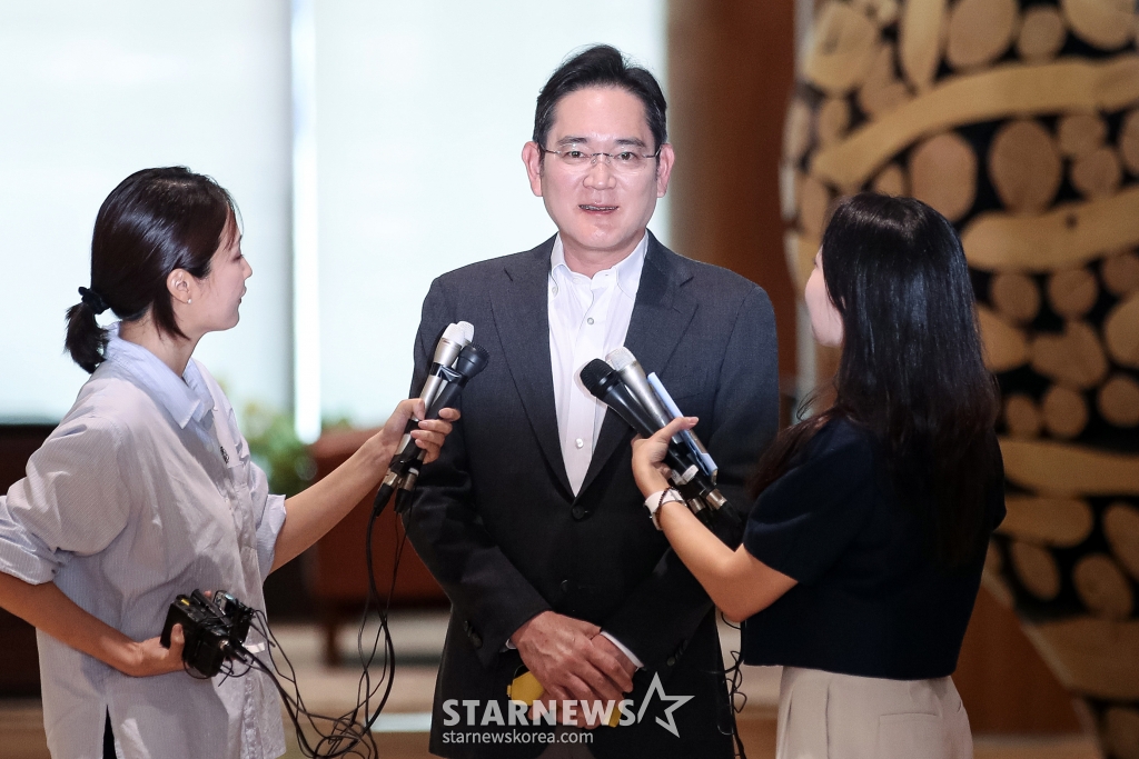 이재용 삼성전자 회장이 지난 7일 파리올림픽 출장을 마치고 김포공항 비즈니스 항공센터를 통해 귀국하고 있는 모습. /사진제공=뉴스1