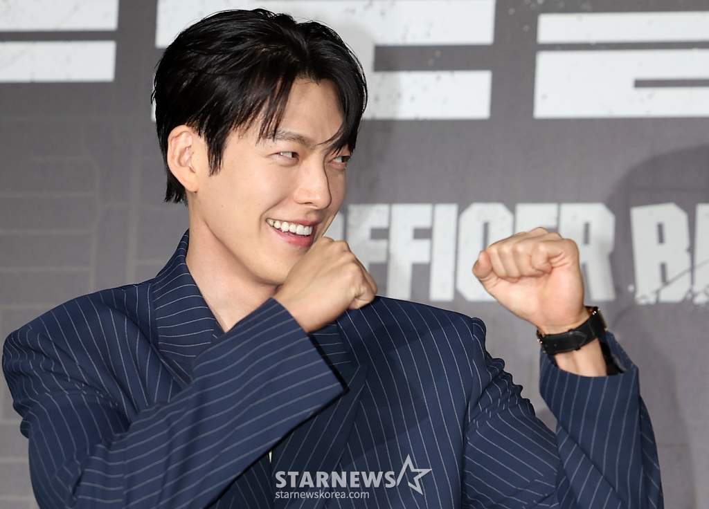 (서울=뉴스1) 김진환 기자 = 배우 김우빈이 10일 오전 서울 광진구 롯데시네마 건대입구에서 열린 넷플릭스 영화 ‘무도실무관’ 제작보고회에 참석해 포즈를 취하고 있다. 오는 13일 공개되는 영화 '무도실무관'은 태권도, 검도, 유도 도합 9단 무도 유단자 이정도(김우빈 분)가 보호관찰관 김선민(김성균 분)의 제안으로 범죄를 예방하기 위해 전자발찌 대상자들을 24시간 밀착 감시하는 무도실무관으로 함께 일하게 되면서 벌어지는 이야기를 그린 액션 영화다. 2024.9.10/뉴스1 Copyright (C) 뉴스1. All /사진=(서울=뉴스1) 김진환 기자