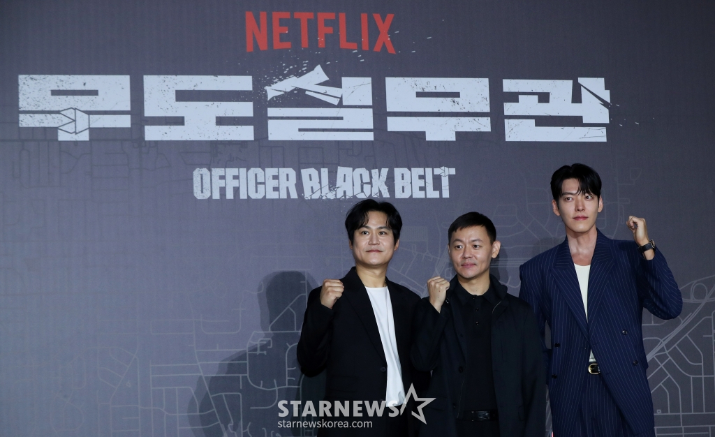 [서울=뉴시스] 김혜진 기자 = 배우 김성균(왼쪽부터), 김주환 감독, 김우빈이 10일 오전 서울 광진구 롯데시네마 건대입구점에서 열린 넷플릭스 영화 '무도실무관'(감독 김주환) 제작보고회에서 포즈를 취하고 있다.  '무도실무관'은 태권도, 검도, 유도 도합 9단 무도 유단자 이정도(김우빈)가 보호관찰관 김선민(김성균)의 제안으로 범죄를 예방하기 위해 전자발찌 대상자들을 24시간 밀착 감시하는 '무도실무관'으로 함께 일하게 되면서 벌어지는 이야기를 그린 액션 영화다. 13일 공개. 2024.09.10. jini@newsis.com /사진=김혜진