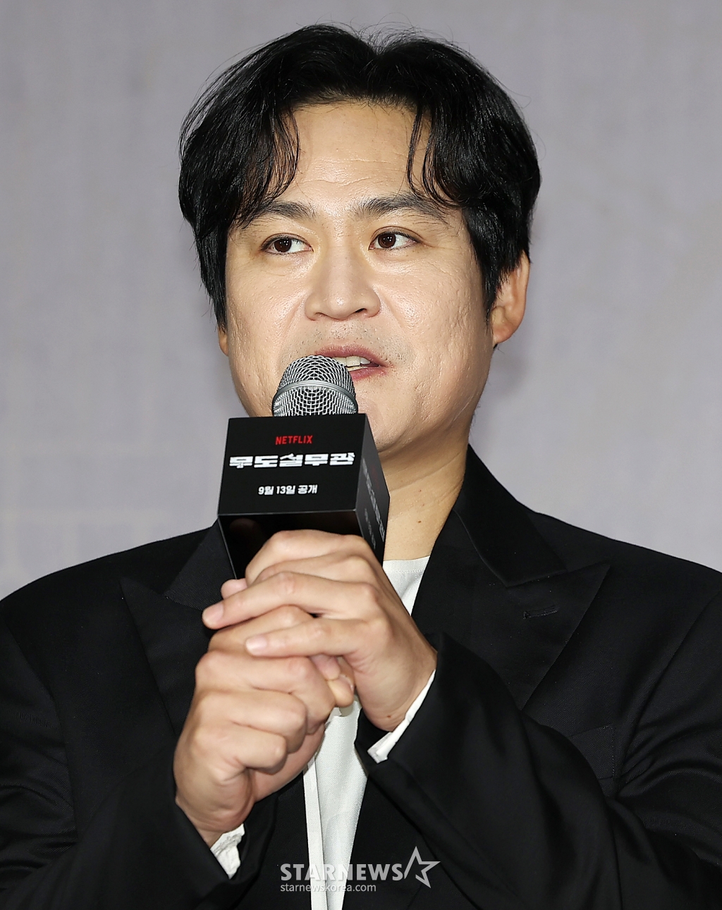 (서울=뉴스1) 김진환 기자 = 베우 김성균이 10일 오전 서울 광진구 롯데시네마 건대입구에서 열린 넷플릭스 영화 ‘무도실무관’ 제작보고회에 참석해 인사말을 하고 있다. 오는 13일 공개되는 영화 '무도실무관'은 태권도, 검도, 유도 도합 9단 무도 유단자 이정도(김우빈 분)가 보호관찰관 김선민(김성균 분)의 제안으로 범죄를 예방하기 위해 전자발찌 대상자들을 24시간 밀착 감시하는 무도실무관으로 함께 일하게 되면서 벌어지는 이야기를 그린 액션 영화다. 2024.9.10/뉴스1 Copyright (C) 뉴스1. All /사진=(서울=뉴스1) 김진환 기자