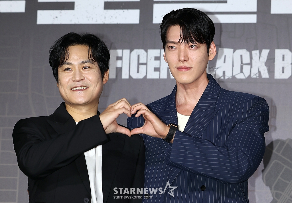 (서울=뉴스1) 김진환 기자 = 배우 김성균과 김우빈(오른쪽)이 10일 오전 서울 광진구 롯데시네마 건대입구에서 열린 넷플릭스 영화 ‘무도실무관’ 제작보고회에 참석해 포즈를 취하고 있다. 오는 13일 공개되는 영화 '무도실무관'은 태권도, 검도, 유도 도합 9단 무도 유단자 이정도(김우빈 분)가 보호관찰관 김선민(김성균 분)의 제안으로 범죄를 예방하기 위해 전자발찌 대상자들을 24시간 밀착 감시하는 무도실무관으로 함께 일하게 되면서 벌어지는 이야기를 그린 액션 영화다. 2024.9.10/뉴스1 Copyright (C) /사진=(서울=뉴스1) 김진환 기자