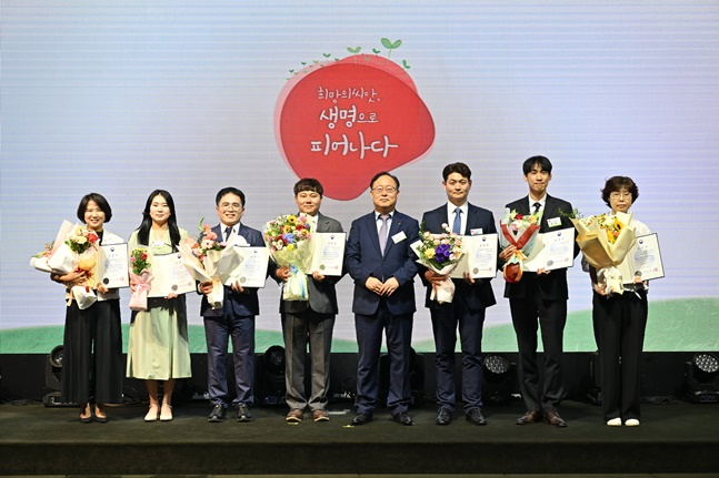 기념촬영을 하는 수상자들. 오른쪽 2번째가 연맹 정성 프로. /사진=한국프로축구연맹