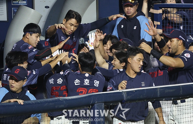 '2024 신한 SOL 뱅크 KBO리그' LG-롯데전이 10일 서울 잠실야구장에서 열렸다. 롯데 박승욱이 5회초 1사에서 동점 우월 1점 홈런을 날리고 홈인한 후 더그아웃에서 동료들의 환영을 받고 있다. /사진=김진경 대기자