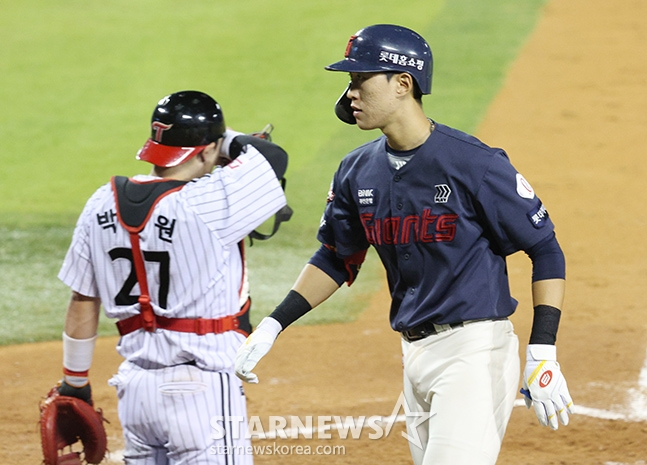 '2024 신한 SOL 뱅크 KBO리그' LG-롯데전이 10일 서울 잠실야구장에서 열렸다. 롯데 박승욱이 5회초 1사에서 동점 우월 1점 홈런을 날린 후 홈인하고 있다. 왼쪽은 LG 포수 박동원. /사진=김진경 대기자
