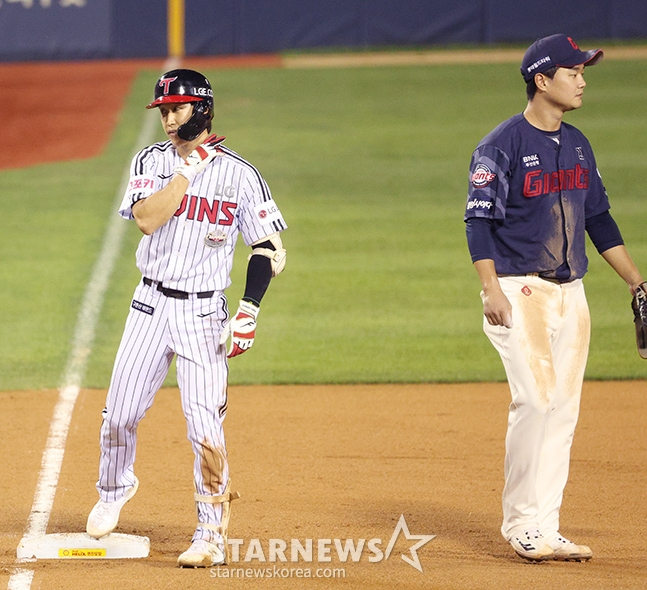 '2024 신한 SOL 뱅크 KBO리그' LG-롯데전이 10일 서울 잠실야구장에서 열렸다. LG 구본혁이 3회말 무사에서 우중월 3루타를 날리고 3루에 안착한 후 세리머니를 선보이고 있다. 오른쪽은 올시즌 LG에서 이적한 롯데 3루수 손호영. /사진=김진경 대기자