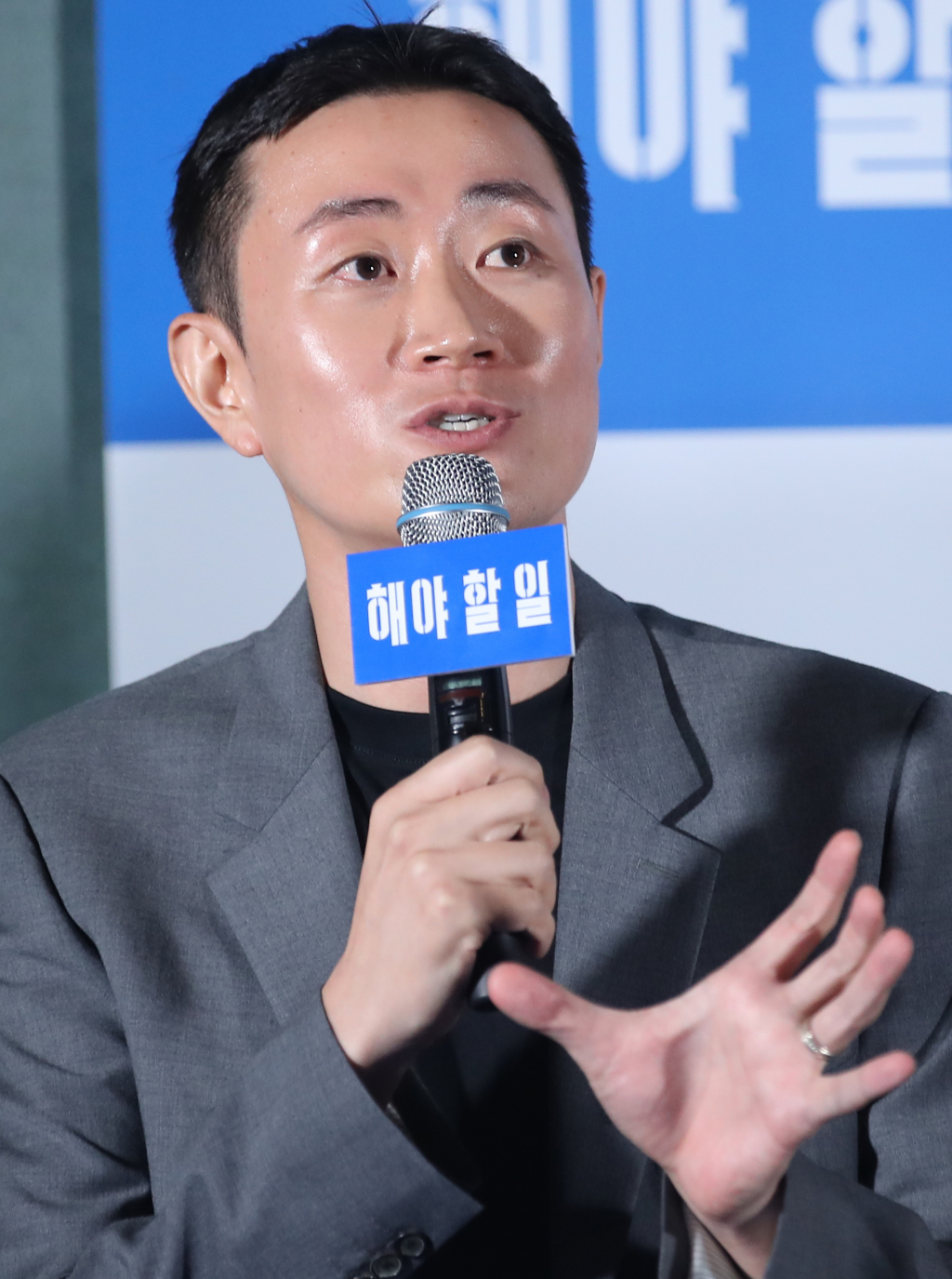 (서울=뉴스1) 권현진 기자 = 박송준 감독이 10일 오후 서울 용산CGV에서 열린 영화 '해야 할 일' 언론시사회에 참석해 인사말을 하고 있다. '해야 할 일'은 해고를 당하는 시선이 아닌, 해고를 통지하는 또 다른 직장인의 시선에서 전개되어 새로운 갈등 구조와 신선함을 보여준다. 2024.9.10/뉴스1 Copyright (C) 뉴스1. All rights reserved. 무단 전재 및 재배포, AI학습 이용 금지. /사진=(서울=뉴스1) 권현진 기자