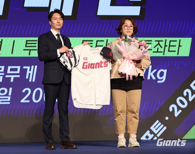 롯데 박준혁 단장(왼쪽)이 11일 오후 2시 서울 롯데호텔 월드 크리스탈 볼룸에서 열린 2025 KBO 신인 드래프트에서 1라운드에 지명된 광주일고 투수 김태현의 모친과 기념촬영을 하고 있다. /사진=롯데 자이언츠 제공