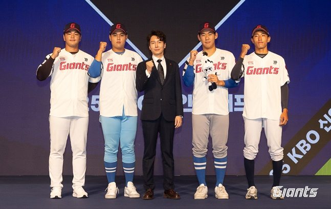 2025 KBO 신인드래프트에서 롯데 자이언츠에 지명된 선수들이 박준혁 단장(가운데)과 기념촬영을 하고 있다. /사진=롯데 자이언츠 제공