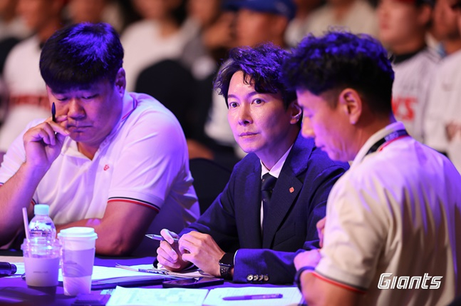 롯데 박준혁 단장(가운데)이 신인드래프트를 지켜보고 있다. /사진=롯데 자이언츠 제공