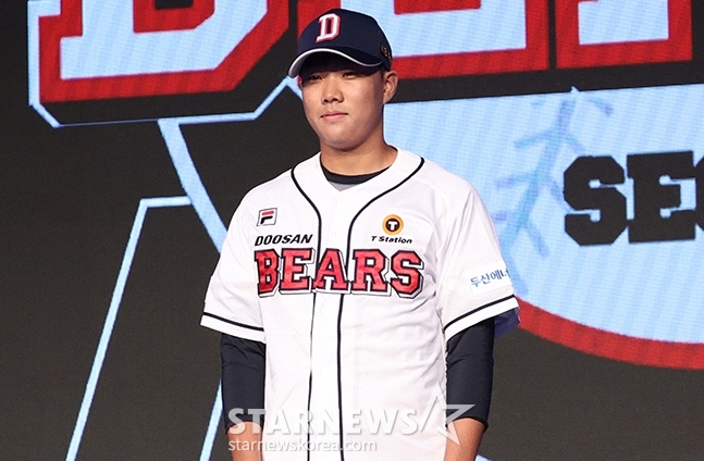 박준순이 11일 2025 KBO 신인 드래프트에서 두산으로부터 1라운드 전체 6순위 지명을 받고 무대에 올라 기념촬영을 하고 있다. /사진=김진경 대기자