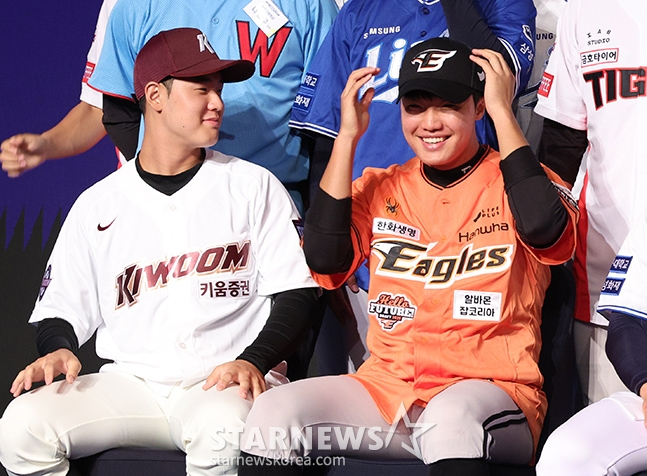 'KBO 2025 신인 드래프트'가 11일 오후 서울 송파구 롯데호텔 월드 크리스탈 볼룸에서 열렸다. 전체 1순위로 지명된 정현우가 2순위 정우주와 장난을 치고 있다. /사진=김진경 대기자
