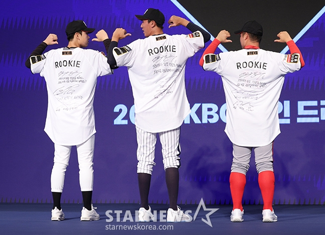 'KBO 2025 신인 드래프트'가 11일 오후 서울 송파구 롯데호텔 월드 크리스탈 볼룸에서 열렸다. 김동현(가운데)을 비롯해 KT에 지명된 선수들이 기념 촬영을 하고 있다. /사진=김진경 대기자