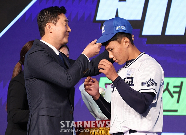 'KBO 2025 신인 드래프트'가 11일 오후 서울 송파구 롯데호텔 월드 크리스탈 볼룸에서 열렸다. 전체 3순위로 삼성에 지명된 대구고 배찬승(오른쪽)이 기념 촬영을 하고 있다. /사진=김진경 대기자