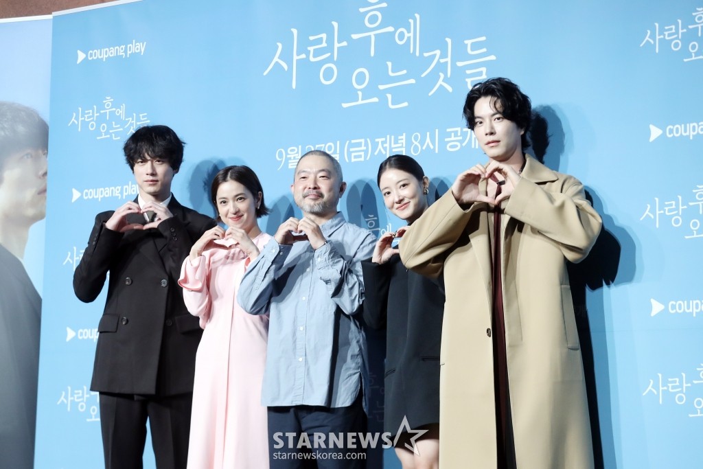 배우 사카구치 켄타로, 나카무라 안, 문현성 감독, 이세영, 홍종현이 12일 오전 서울 중구 웨스틴 조선호텔 그랜드볼룸에서 열린 쿠팡플레이 시리즈 '사랑후에 오는 것들' 제작발표회에 참석해 포즈를 취하고 있다. '사랑 후에 오는 것들' 운명 같던 사랑이 끝나고, 모든 것을 잊은 여자 ‘홍’과 후회로 가득한 남자 ‘준고’의 사랑 후 이야기를 그린 감성 멜로드라로 오는 27일 첫 방송 예정이다. 2024.09.12 /사진=임성균