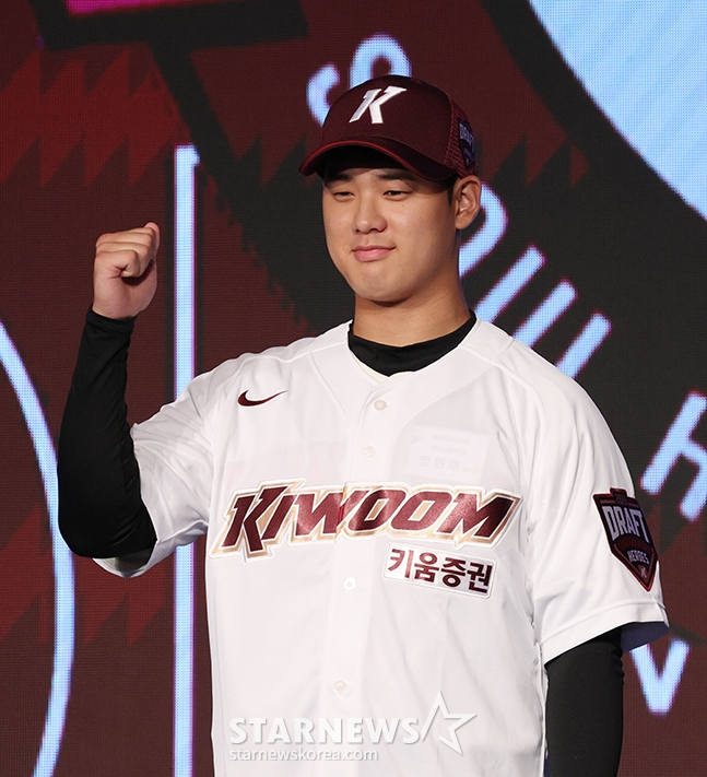'KBO 2025 신인 드래프트'가 11일 오후 서울 송파구 롯데호텔 월드 크리스탈 볼룸에서 열렸다. 전체 1순위로 키움에 지명된 덕수고 정현우가 기념 촬영을 하고 있다. /사진=김진경 대기자