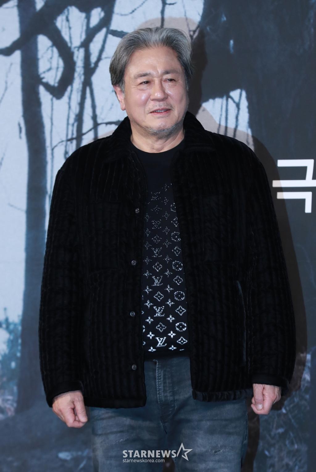 배우 최민식이 17일 오전 서울 더플라자 호텔에서 진행된 영화 '파묘'(감독 장재현) 제작발표회에 참석해 포즈를 취하고 있다. 거액의 돈을 받고 수상한 묘를 이장한 풍수사와 장의사, 무속인들에게 벌어지는 기이한 사건을 담은 오컬트 미스터리 영화 '파묘'는 오는 2월 개봉 예정이다. /2024.01.17 /사진=이동훈